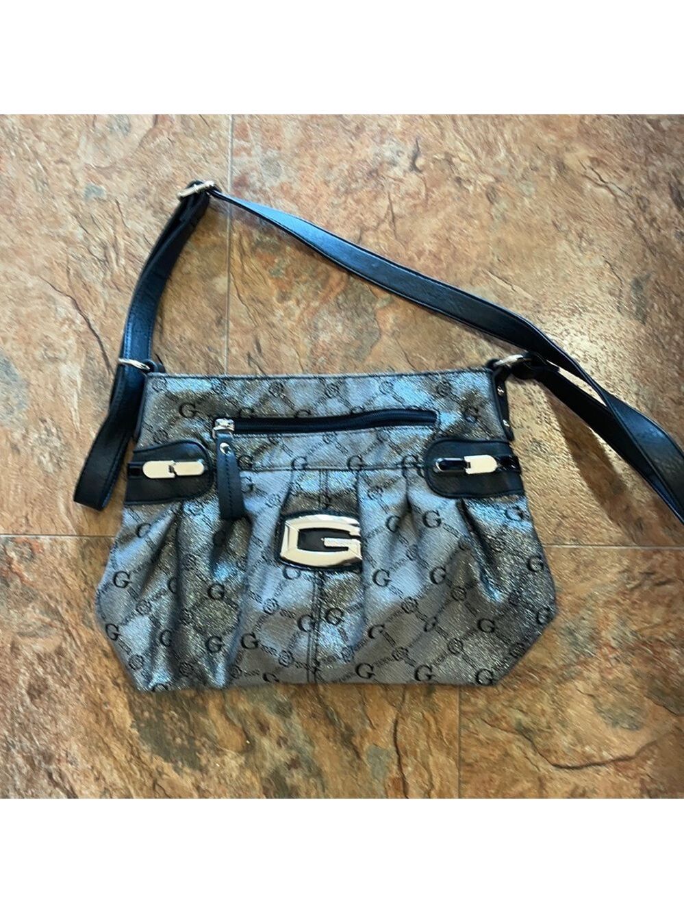 Gussage shoulder bag.